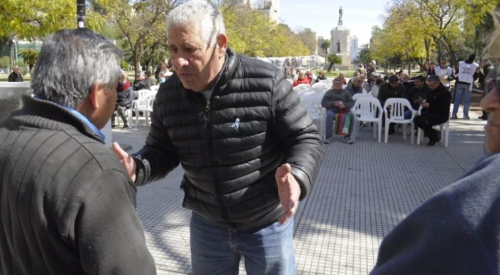 Luciano Martos en una actividad de "Las canas no se manchan" en Plaza Rivadavia