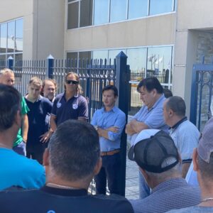 Trabajadores de INTERPOMAR con Mandolesi Burgos, Presidente del Consorcio de Gestión del Puerto de Bahia Blanca